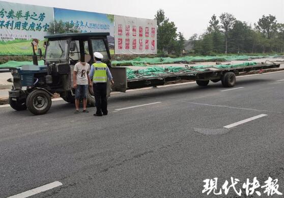 變形金剛？拖拉機(jī)私改 變身超長(zhǎng)版拖車(chē)