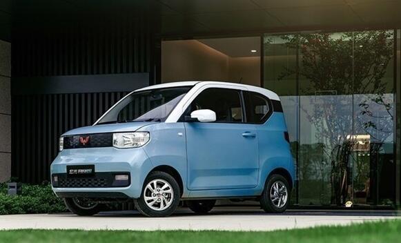 三輛五菱宏光MINI EV路口撞到一塊！網(wǎng)友：真賣爆 出鏡率滿大街